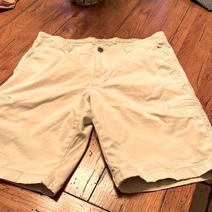 Brand new without tags, men’s size 33 Tommy Bahama shorts